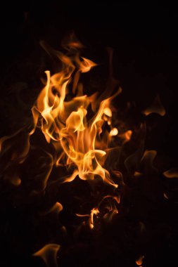 Alev alev desenli arka plan. Yangın arka plan kıvılcımları. Sancak arkaplanı için soyut alev dokusu. Alev alev yanma etkisi. Kopya alanı ile soyut sanat deseni