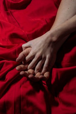 Birkaç şehvetli dokunuş. Aşıkların elleri. Sevginin elleri. Birbirine aşık bir çift. Şehvetli eller kavramı. Yatakta şefkatli bir çift. Romantizm. Şehvetli bir dokunuş. Seks