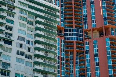 Endüstri binası geçmişi. Ofis binasının cam duvarı. Modern cam duvar cephe binaları. Cam duvar mimarisi detayları. Modern bina dış mimarisi