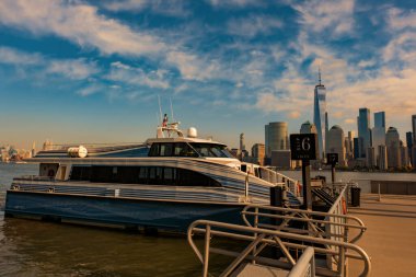 New York 'ta. New York limanı. Suyun içinde yat. New Jersey 'den görüntü. NYC 'nin şehir manzarası. New York Şehri şehir merkezi