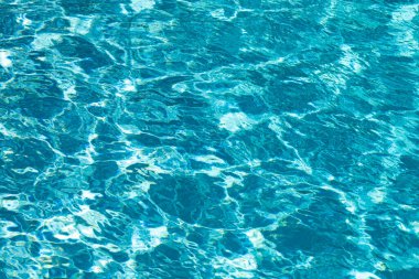 Havuz suyu. Arkaplan dokusu. Yüzme havuzunda su. Dalgalı su detayı geçmişi. Mavi su yüzeyi