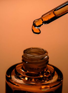 Serum. Kozmetik ürünler. Kozmetik şişesi. Cilt bakımı serumu. Cilt bakımı için Hyaluronik asit. Güzellik anlayışı. Serum yağı dokusu örneği. Cilt tedavisi için nemlendirici serum