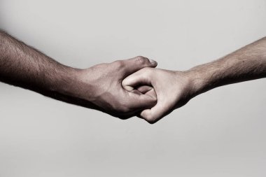 Destek kavramı. El ele tutuşun. Sıkı tutun. El sıkışalım. Destek eli uzatıyorum. Kurtarma jesti. Destek eli. İki el, bir arkadaşın yardım eli. El sıkışma, silah arkadaşlığı.