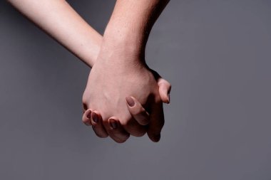 Birbirine aşık bir çift. El ele tutuşan romantik bir çift. Birkaç şehvetli dokunuş. Aşıkların elleri. Sevginin elleri. Şehvetli eller kavramı. Şefkatli bir çift. Aşk.