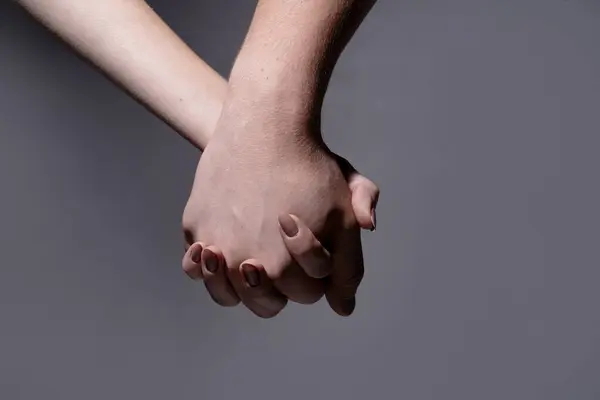 Birbirine aşık bir çift. El ele tutuşan romantik bir çift. Birkaç şehvetli dokunuş. Aşıkların elleri. Sevginin elleri. Şehvetli eller kavramı. Şefkatli bir çift. Aşk.