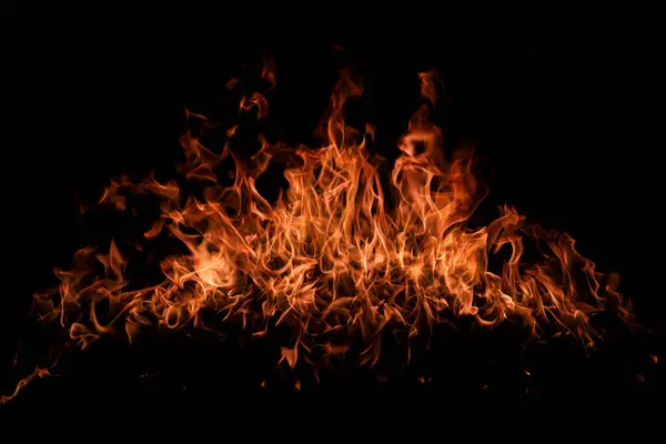 Yangın arka plan kıvılcımları. Soyut alevler arka planı. Yanan ateş. Siyah arka planda ateş dokusu. Reklam için kopyalama alanı olan alevi ateşle