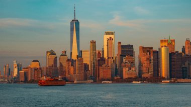 Dünya Ticaret Merkezi ile Manhattan silueti. New York Mali Bölgesi. İkiz Kuleler Anıtı. Hudson Nehri üzerindeki Dünya Ticaret Merkezi