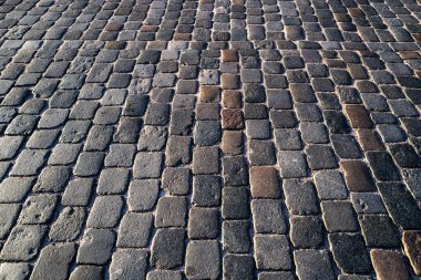 Asma yol. Bricks Yolu 'nun arka planı. Taş kaplama kaldırım. Tuğla yüzey. Sert tuğlalı yol. Çakıl taşı kaldırım arka planı. Dokulu arka plan. Kaldırımda. Eski kaldırım taşı yolu