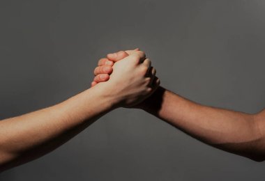 Yardım eli uzatıyorum. Kurtarma jesti. Destek eli. El ele tutuşmak. El sıkışalım. Destek kavramı. Sıkı tutun. İki el, bir arkadaşın yardım eli. El sıkışma, silah arkadaşlığı.