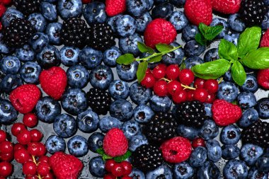 Taze böğürtlenlerin geçmişi. Böğürtlen. Yabanmersini, böğürtlen ve ahududu. Doğal ürünlerde vitaminler. Çilekler.