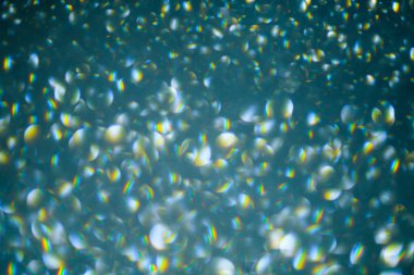 Mavi arka plan. Tatil geçmişleri. Kopyalama alanı olan soyut arkaplan. Pırıl pırıl arka plan. Mavi renk soyut tatil kartında parıldıyor. Bokeh arkaplanı