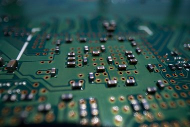 Elektronlu bilgisayar ana kartı. Elektronlu bilgisayar devre kartı. Elektronik devre kartı kapanıyor. Elektronik bilgisayar donanım teknolojisi. Anakart dijital çip. Teknik servis.