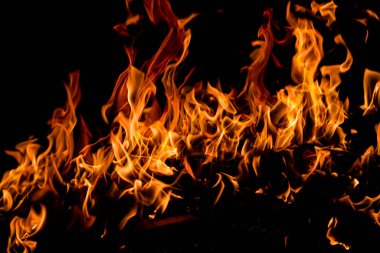 Siyah arka planda yangın alevleri. Sancak arkaplanı için soyut alev alev dokusu. Siyah arka planda yangın alevleri. Ateş alev dokusu