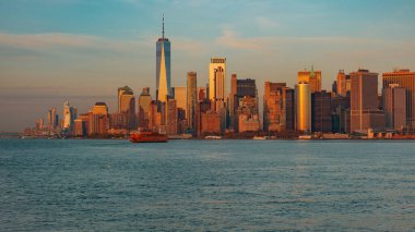 Dünya Ticaret Merkezi ile Manhattan silueti. New York Mali Bölgesi. İkiz Kuleler Anıtı. Hudson Nehri üzerindeki Dünya Ticaret Merkezi