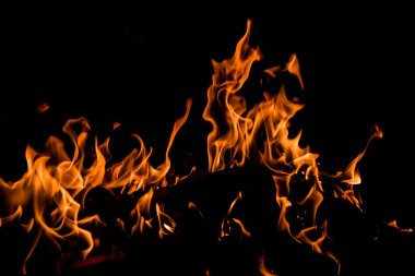 Siyah arka planda yangın alevleri. Sancak arkaplanı için soyut alev alev dokusu. Siyah arka planda yangın alevleri. Ateş alev dokusu