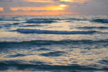 Dalgalar arka plana sıçrıyor. Okyanus dalgaları arka planı. Okyanus ya da deniz dalgaları. Gökyüzü ve bulutlar arka plan