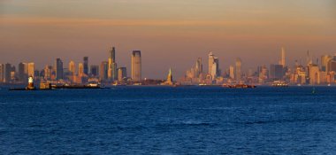 Aşağı Manhattan. New York gökyüzü manzarası. Dünya Ticaret Merkezi. Manhattan 'ın aşağısında Dünya Ticaret Merkezi' nin silueti.