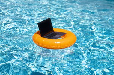 Boş ekranlı bilgisayar bilgisayarı. Yaz, tatil, teknoloji ve yaşam tarzı konsepti. Uzayı kopyala Serbest bir iş. Uzaktan kumanda çalışıyor. Çevrimiçi çalışma arkaplanı