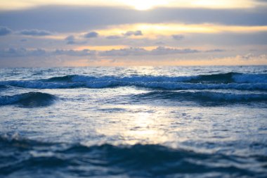 Okyanus ya da deniz dalgaları. Deniz dalgalı kumlu sahil. Okyanus sahili tatili. Okyanus dalgaları ve plaj arka planı