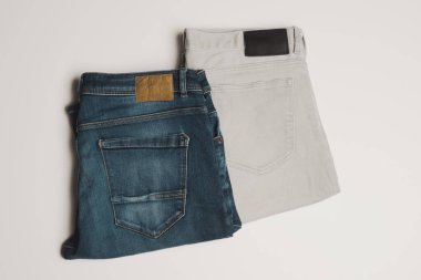 Bir çift kot pantolon. Mavi kot arka planı. Kot pantolon pantolonu. Arkaplan için Denim dokusu. Denim kot dokusu