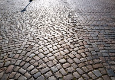 Asma yol. Bricks Yolu 'nun arka planı. Taş kaplama kaldırım. Tuğla yüzey. Sert tuğlalı yol. Çakıl taşı kaldırım arka planı. Dokulu arka plan. Kaldırımda. Eski kaldırım taşı yolu