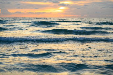 Okyanus sahili tatili. Okyanus dalgaları ve plaj arka planı. Okyanus ya da deniz dalgaları. Deniz dalgalı kumlu sahil