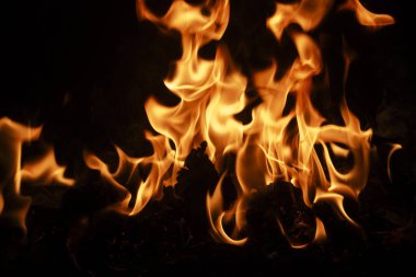 Yangın arka planı. Ateş alevleri. Kamp ateşi dokusu. Alevli şenlik ateşi. Duvar kağıdını ateşle. Kopya alanı olan şenlik ateşi arka planı. Ateş alev dokusu arkaplanını yak