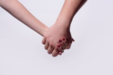 Aşıkların elleri. Romantik çift birbirini destekler. El ele tutuşun. Birkaç şehvetli dokunuş. Sevginin elleri. Birbirine aşık bir çift. Şehvetli eller kavramı. Şefkatli bir çift. Aşk.