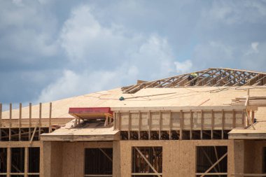 İnşaat alanı. Çatı yapısı. Çatı Ahşap Ev Çerçevesi. İnşaat alanının çatısında. İnşaatçılar. Endüstriyel Sanayi geçmişi