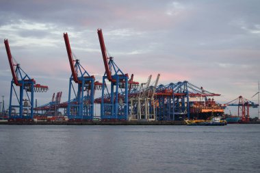 New York limanındaki konteyner terminali. Terminal limanı. Ticari bir rıhtımda konteynır kargo gemisi. New York konteynır limanı. Gemi konteyner portu