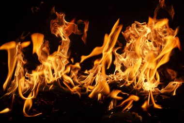 Yangın arka planı. Şenlik ateşi. Siyah arka planda ateş dokusu. Sancak için alevler arka planda. Yanan alevler. Ateş dokusu