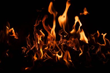 Siyah arka planda yangın alevleri. Ateş alevi dokusu. Fotokopi alevi. Alevler arka planda. Siyah arkaplanda alevler