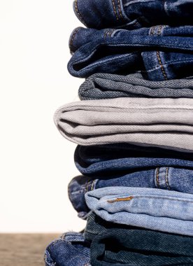 Pantolon pantolonu. Denim pantolon arka planı. Denim satışları. Kotun kumaş dokusu. Pantolon pantolonu. Mavi kot kumaş. Arkaplan tasarımı için Denim dokusu. Kot kumaşı