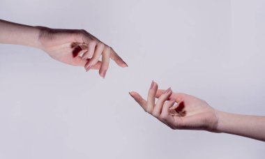 El dokunuşu. Güzel Kadın Elleri. Dişi Eller. Spa ve Manikür konsepti. Yumuşak tenli kadın elleri, cilt konsepti. El Cilt Bakımı