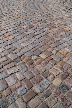 Bricks Yolu 'nun arka planı. Bricks Yolu 'ndaki arka planda. Taş kaplama kaldırım. Tuğla yüzey. Sert tuğlalı yol. Taş kaldırım dokusu