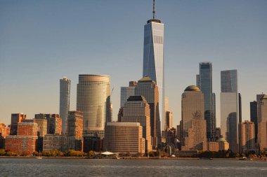 New York 'un simgeleri. New York Dünya Ticaret Merkezi. New York Şehri şehir yaşam tarzı konsepti. Hudson Nehri üzerindeki Dünya Ticaret Merkezi