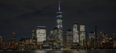 Gece vakti New York şehri manzarası. Bir Dünya Ticaret Merkezi. Dünya Ticaret Merkezi Anıtı. New York binaları. New York Ticaret Merkezi. New York 'ta akşam yürüyüşü