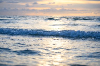 Arkaplan ya da arka plan için deniz dalgaları. Okyanus dalgaları ve manzaralı deniz manzarası. Sahilde dalgalar. Arkaplan için Waterscape