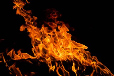 Siyah arka planda yangın alevleri. Yangın arka plan kıvılcımları. Soyut koyu alevler arka planı. Alevlerin arka planı