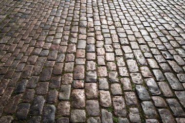 Taş yol. Kaldırım dokusu. Tasarım için taş işçiliği arka planı. Granit kaldırım taşlı zemin. Çakıl taşı kaldırımının soyut arkaplanı