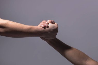 El ele tutuşun. Bir arkadaşa yardım eli uzatıyorum. Kurtarma jesti. Destek eli. Destek kavramı. Sıkı tutun. İki el, bir arkadaşın yardım eli.