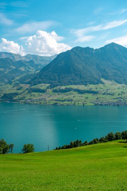 İsviçre Alpleri ve göl manzarası. İsviçre manzarası. İsviçre dağları ve göl. Alpler 'deki yeşil çayır manzaralı güzel bir yer. Yürüyüş ve seyahat
