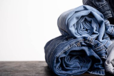 Arkaplan tasarımı için Denim dokusu. Kot pantolon deseni. Pantolon deseni ya da kot pantolon arkaplanı. Denim satışları. Kotun kumaş dokusu. Pantolon pantolonu. Mavi kot kumaş.
