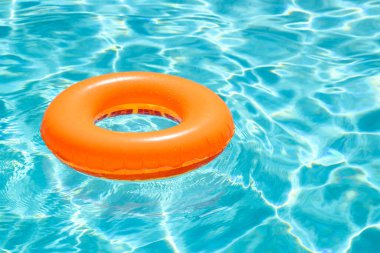 Yaz dönemi. Yaz arkaplanı. Yaz tatili. Lastik daire. Şişme yüzme halkası. Su ve sahil oyuncakları