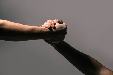 El ele tutuşun. El sıkışalım. Destek eli uzatıyorum. Kurtarma jesti. Destek eli. Destek kavramı. Sıkı tutun. İki el, bir arkadaşın yardım eli.
