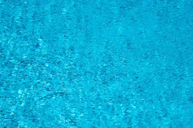 Havuz dalgalarının arka planı. Su dalgası. Havuz suyu yüzeyinin arka planı. Arkaplan dokusu. Yüzme havuzunda su. Dalgalı su dokusu