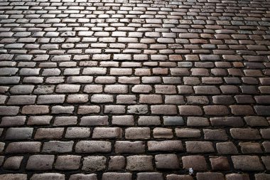 Asma yol. Bricks Yolu 'nun arka planı. Taş kaplama kaldırım. Tuğla yüzey. Sert tuğlalı yol. Çakıl taşı kaldırım arka planı. Dokulu arka plan. Kaldırımda. Eski kaldırım taşı yolu