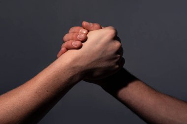 Elini ver. Bir arkadaşın destek eli. Destek eli uzatıyorum. Kurtarma jesti. Destek eli. Destek kavramı. Sıkı tutun. İki el, yardım eli.