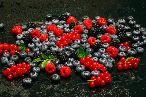 Taze böğürtlenlerin geçmişi. Böğürtlen. Yabanmersini, böğürtlen ve ahududu. Doğal ürünlerde vitaminler. Çilekler.