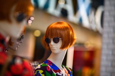 AVM 'deki aptal. Dişi manken mankeni. Moda güzeli. Şık giysiler. Mankenler butikte. Moda tarzı. Sezon satışları. Kadın kıyafeti, alışveriş konsepti.